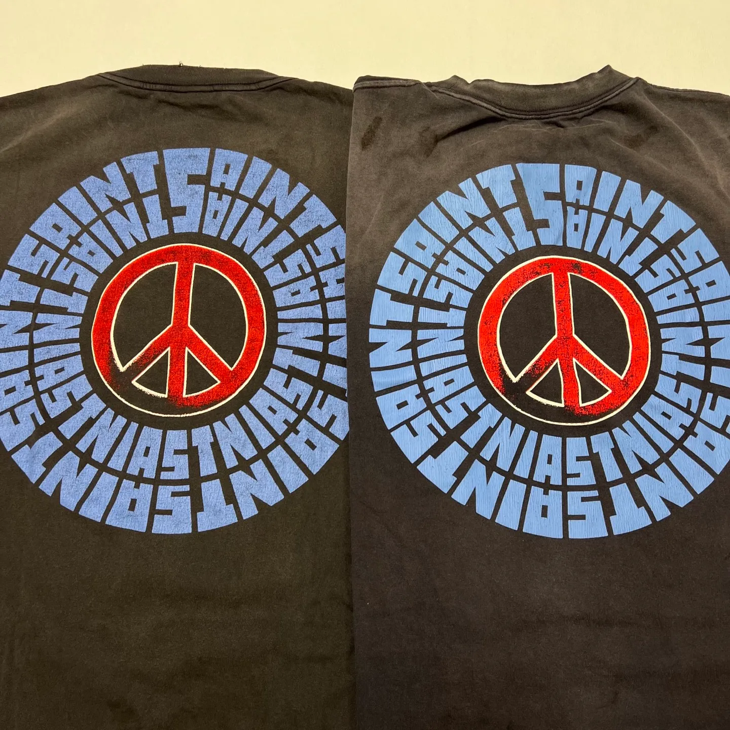 SAINT Mxxxxxx IDEOLOGICAL SS TEE/BLK Peace and anti-war crack pattern tee, washed black S-XL, look for the cylindrical fabric without side seams, the open width is almost meaningless Asut ready-made garments dyed, the whole piece is sprayed with horse-hair spray, and then sprayed again to fade, the collar and cuffs are frayed, many places are broken, oversized printing position, genuine level restoration, complete accessories, with little angel anti-counterfeiting label